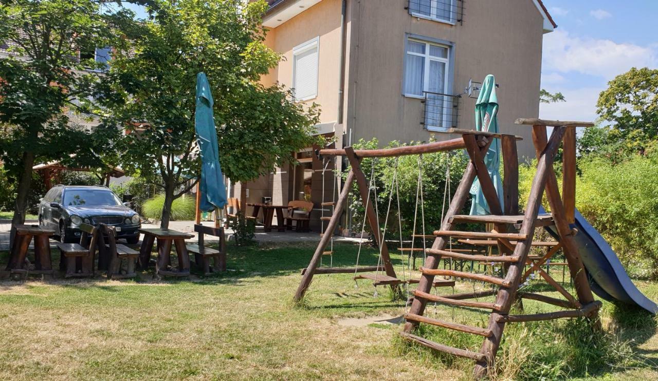 Penzion Arcadia Nové Zámky Exteriör bild